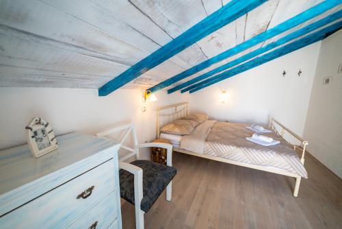 Una cama o camas en una habitación de Julijud, heated pool, jacuzzi, DOME and sauna