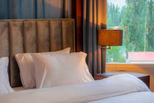 Ліжко або ліжка в номері Tibet Hotel