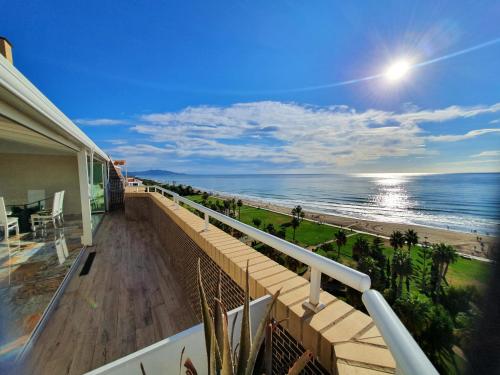 een balkon van een huis met uitzicht op de oceaan bij Ático frente al mar. Apartamento TOP in Oropesa del Mar