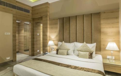 Postel nebo postele na pokoji v ubytování The Citi Residenci Hotel - Durgapur