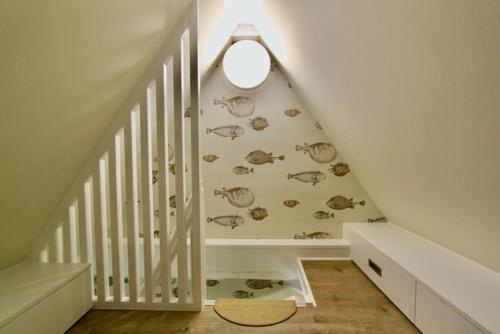 een trap met visstickers aan de muur bij Appartement Backbord in Hörnum