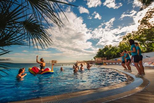 un grupo de personas en la piscina de un complejo en Sandbay Park Hotel & Pansionat, en Sevastopol