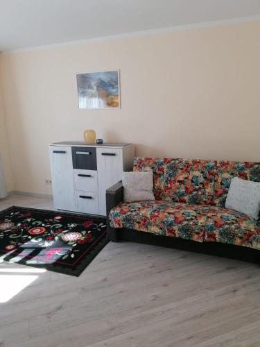 uma sala de estar com um sofá e uma mesa em One bedroom apartment em Jūrmala