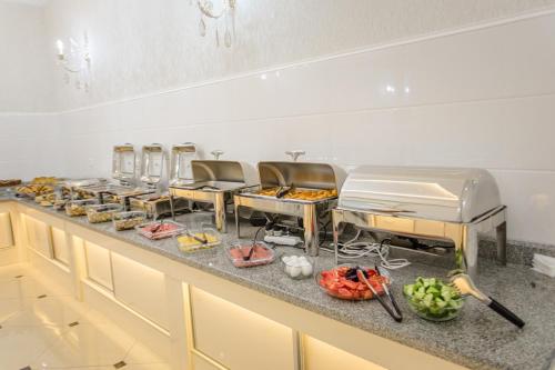 een buffet met veel gerechten. bij Konstantin Plaza in Samarkand