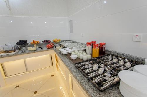 een aanrecht met een kookplaat in een keuken bij Konstantin Plaza in Samarkand