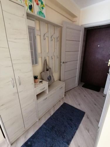 um quarto com armários brancos e um tapete azul em One bedroom apartment em Jūrmala