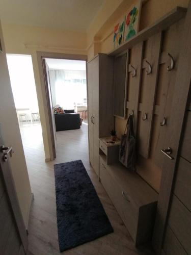um quarto com um corredor com uma porta e um tapete em One bedroom apartment em Jūrmala