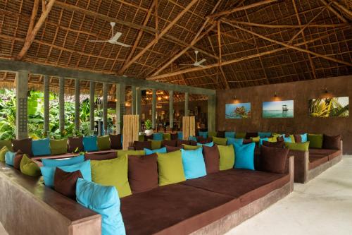 una habitación con muchas almohadas de colores diferentes en Fun Beach Hotel, en Jambiani