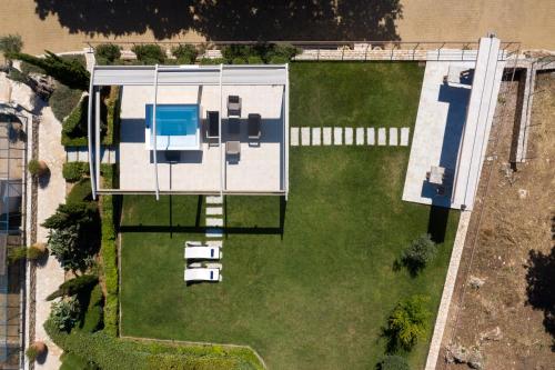 een uitzicht op een tuin met een zwembad bij Stolidi Mou Treehouse in Atsipopoulo