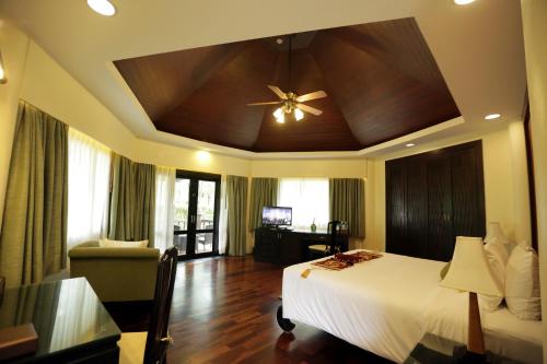 Postel nebo postele na pokoji v ubytování Seaview Resort Khao Lak - SHA Plus