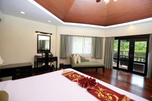 Postel nebo postele na pokoji v ubytování Seaview Resort Khao Lak - SHA Plus