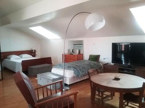 une chambre avec un lit et une table et une salle à manger dans l'établissement L'Atelier Victoria -Mon Desert & Parc St Marie -55m2, à Nancy