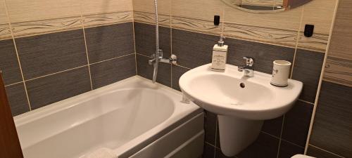 bagno con lavandino, vasca e servizi igienici di Private Apartment in Saint Elena a Sveti Konstantin i Elena