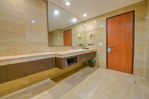 Silver Sand Sentinel في ميناء بلير: حمام مع حوض ومرآة كبيرة