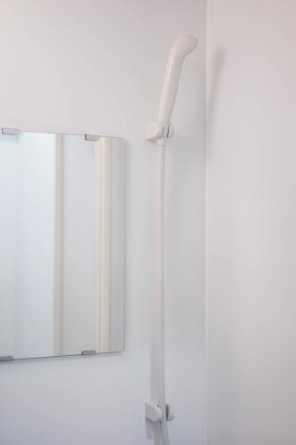 a bathroom with a mirror and a sink at ZAITO Tokyo Skytree-Yokokawa II Studio 天空树旁舒适型民宿-宅东横II号店 in Tokyo