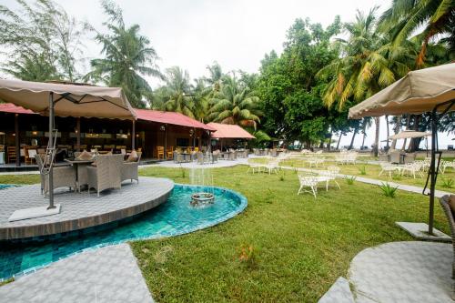 ein Resort mit einem Pool, Tischen und Stühlen in der Unterkunft Silver Sand Beach Resort Havelock in Havelock Island