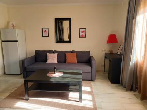 sala de estar con sofá y mesa de centro en Apartamento Oasis, en Playas de Vera