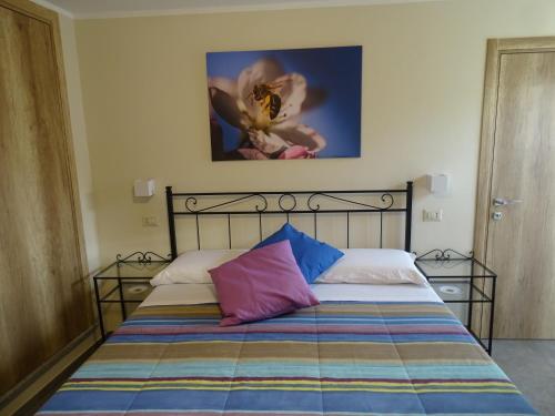 a bedroom with a bed with two pillows at La Piazza - Appartamenti Vacanza in Murazzano