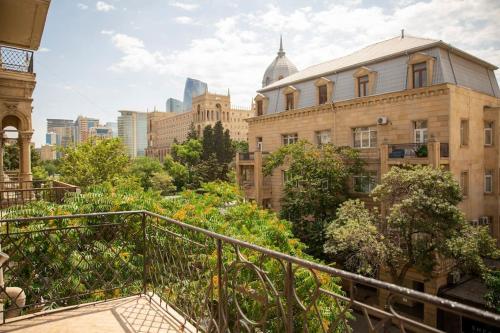 una escalera en una ciudad con edificios y árboles en Prime Suites Bulvar en Bakú