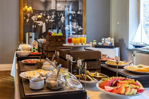 un buffet con muchos platos de comida en una mesa en First Hotel Statt, en Karlskrona