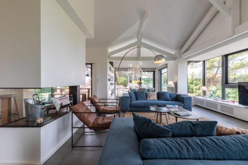uma sala de estar com sofás e cadeiras azuis em MILADY KEYWEEK Villa with Pool Ocean Views in Biarritz em Biarritz