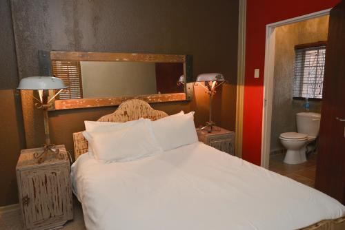 En eller flere senge i et værelse på La Rochelle Guesthouse