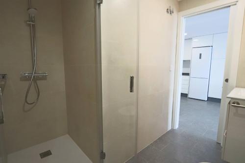 La salle de bains est pourvue d'une douche avec une porte en verre. dans l'établissement 069 - Panorama 001 - comfortHOLIDAYS, à Santa Pola