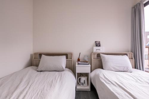two beds sitting next to each other in a room at ZAITO Tokyo Skytree-Yokokawa II Studio 天空树旁舒适型民宿-宅东横II号店 in Tokyo