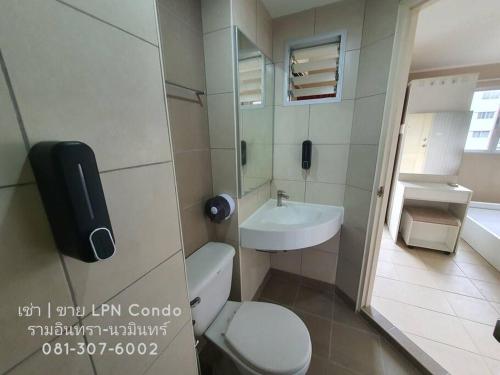 ein kleines Bad mit WC und Waschbecken in der Unterkunft Cozy on Flr17 BKK view+Wifi+NearAirport @ Ramintra in Bangkok