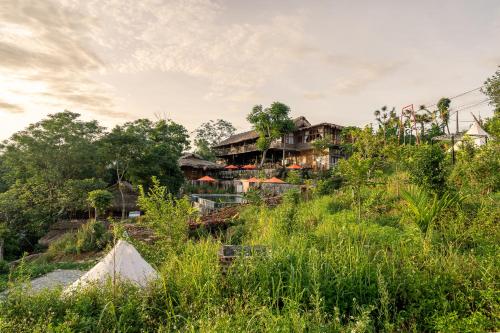 een groep huizen bovenop een heuvel bij Inh La Home Pu Luong in Pu Luong