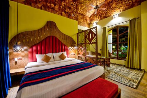 ein Schlafzimmer mit einem großen Bett mit rotem Kopfteil in der Unterkunft Silver Sand Village Resort in Havelock Island
