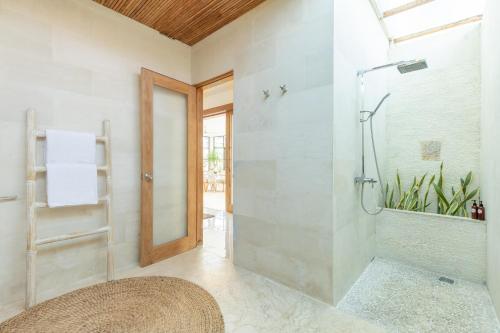 bagno con doccia e porta in vetro di Villa Lumut 3 Bedrooms Central Seminyak a Seminyak