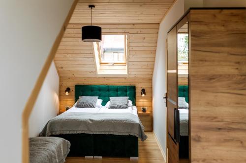 Un pat sau paturi într-o cameră la Czorsztyn View Apartamenty