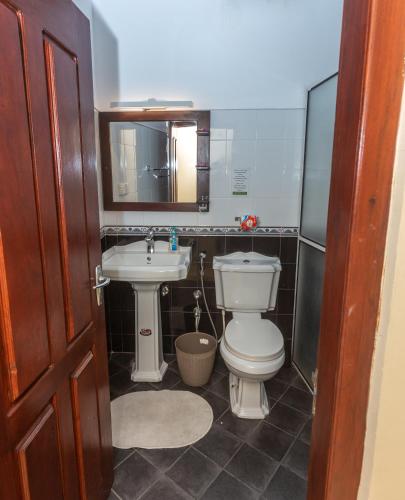 Un baño de Fort Thari Inn
