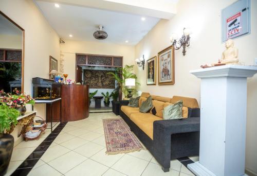 uma sala de estar com um sofá e uma lareira em Fort Thari Inn em Galle