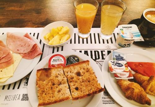 una mesa con dos platos de comida y dos vasos de cerveza en Alevia, en Salamanca