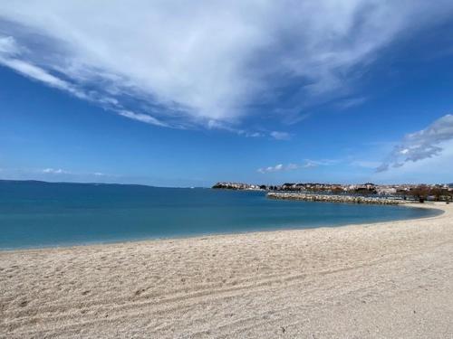 Luxury Apartment Ani 100m to See with Pool & Parking