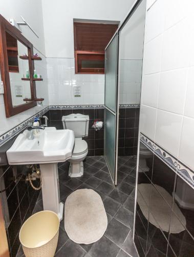 Un baño de Fort Thari Inn