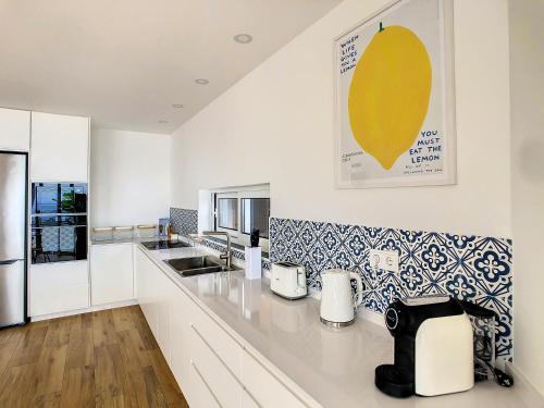 Dapur atau dapur kecil di Villa Omar by LovelyStay