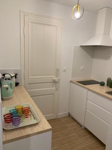 eine Küche mit einem Tablett mit Geschirr auf der Theke in der Unterkunft Villa Les Fougeres 2p jardin parking in Cannes