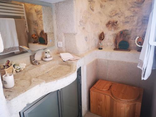 y baño con lavabo y encimera. en Le Cabanon de Gourdon bergerie rénové en pierre vue mer en Gourdon