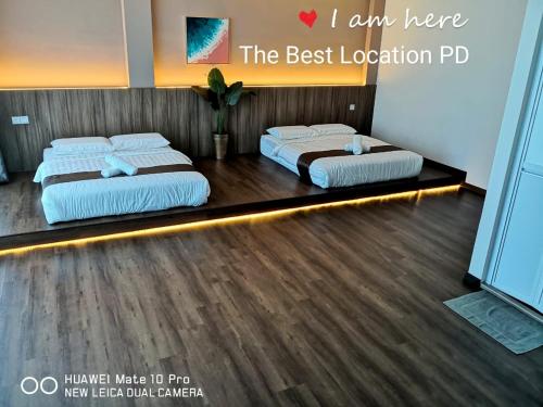 波德申THE BEST LOCATION的配有2张床的客房,配有烯丙林林林林利尼