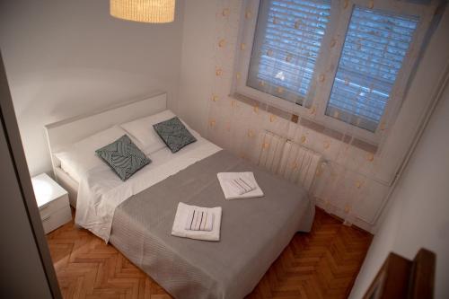 een slaapkamer met een bed met twee handdoeken erop bij Viollet in Omiš