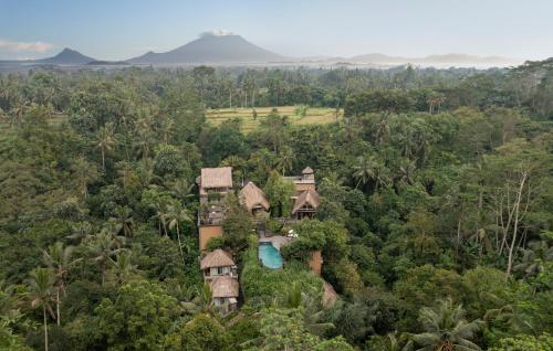 una vista aérea de un complejo en la selva en The Kayon Resort en Ubud