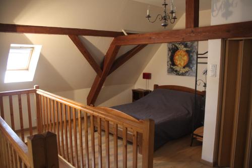 ein Schlafzimmer mit einem Bett im Dachgeschoss in der Unterkunft Gîte avec SPA au cœur du vignoble d'Alsace in Sigolsheim