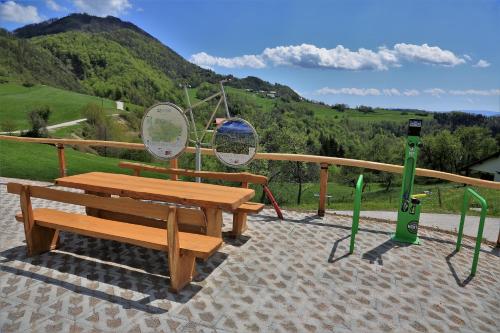a picnic table and two mirrors and a bench at Guesthouse Močivnik in Okroglice
