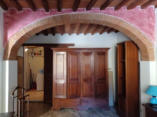 un arco en una habitación con un armario de madera en grazioso appartamento Pisa sull’Arno en Pisa