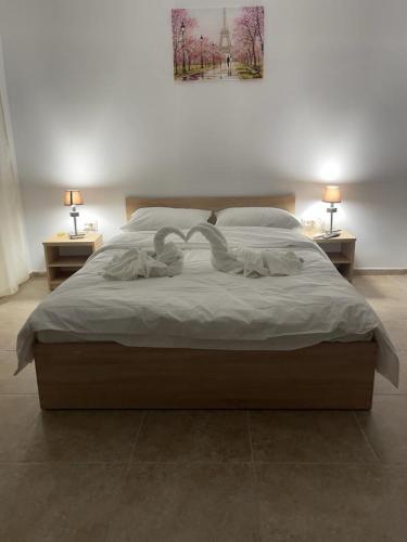 1 dormitorio con 1 cama grande y 2 mesitas de noche en Bârlogul Balaurului, en Afumaţi