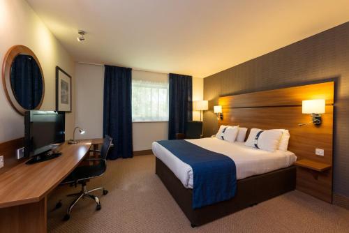 Holiday Inn Express Shrewsbury, an IHG Hotel في شروزبري: غرفة في الفندق مع سرير ومكتب