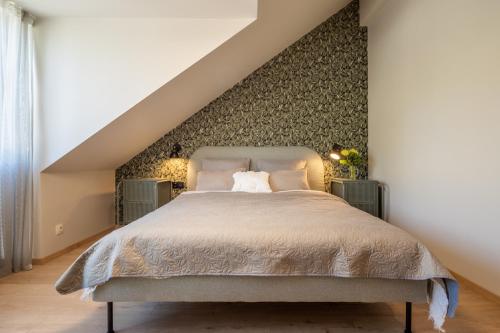 Postel nebo postele na pokoji v ubytování Apartamentai ant jūros kranto Preiloje